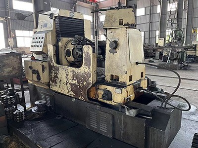 Gear hobbing machine