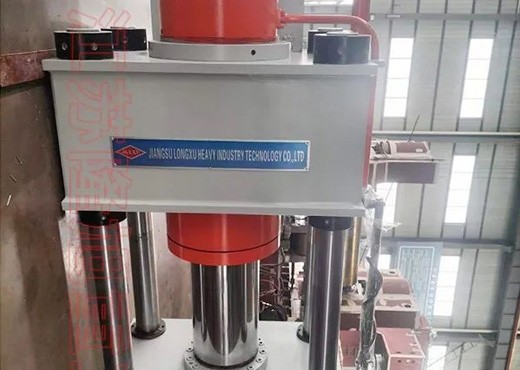 Fearless of the heat, constantly busy shipping - Thai partner hydraulic press shipping!